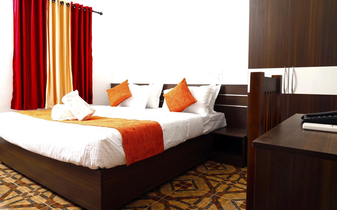 Puthens Clifton Inn Kottayam Esterno foto