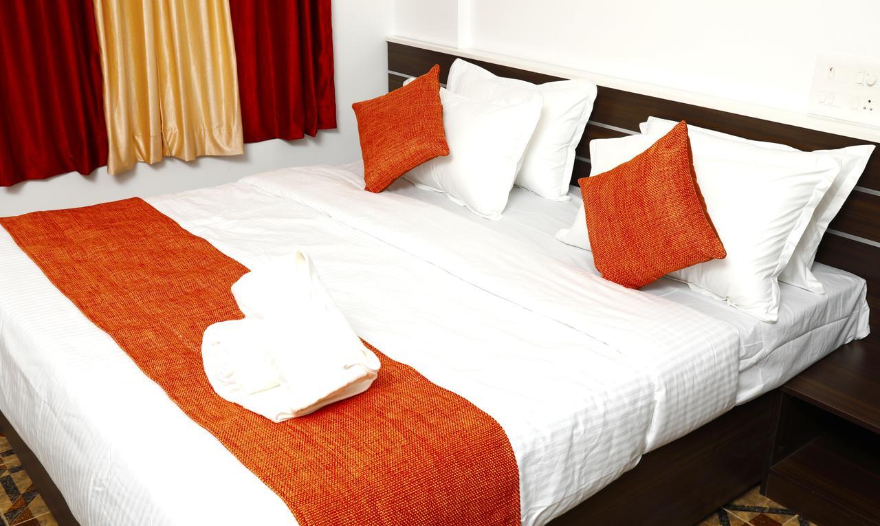 Puthens Clifton Inn Kottayam Esterno foto